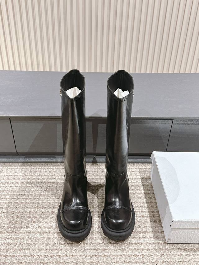 Factory Dior Autumn/Winter boots, the D-Major boots feature distinctive design e