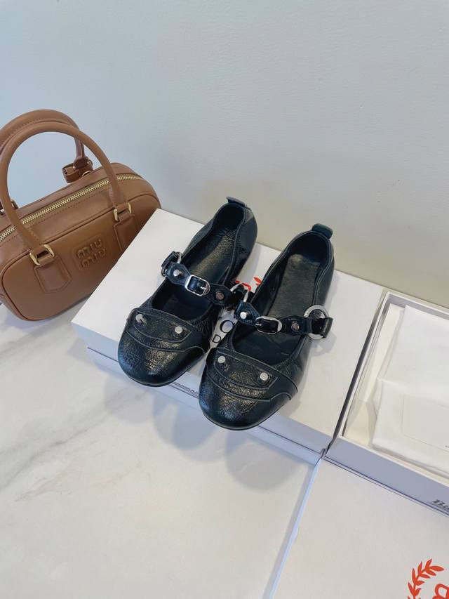I'm always obsessed with Balenciga! These ballet pumps are so cool! The black w