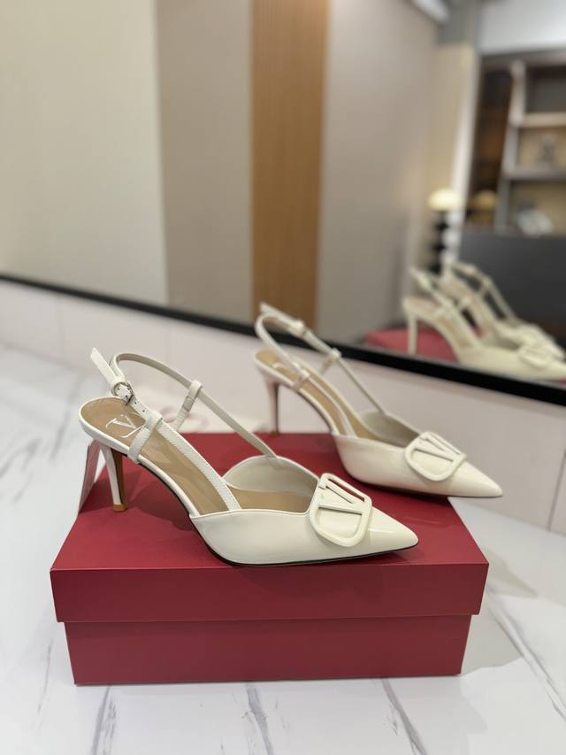 Factory Price Pp: Valentino launches a new sandal series, featuring pointed V-b