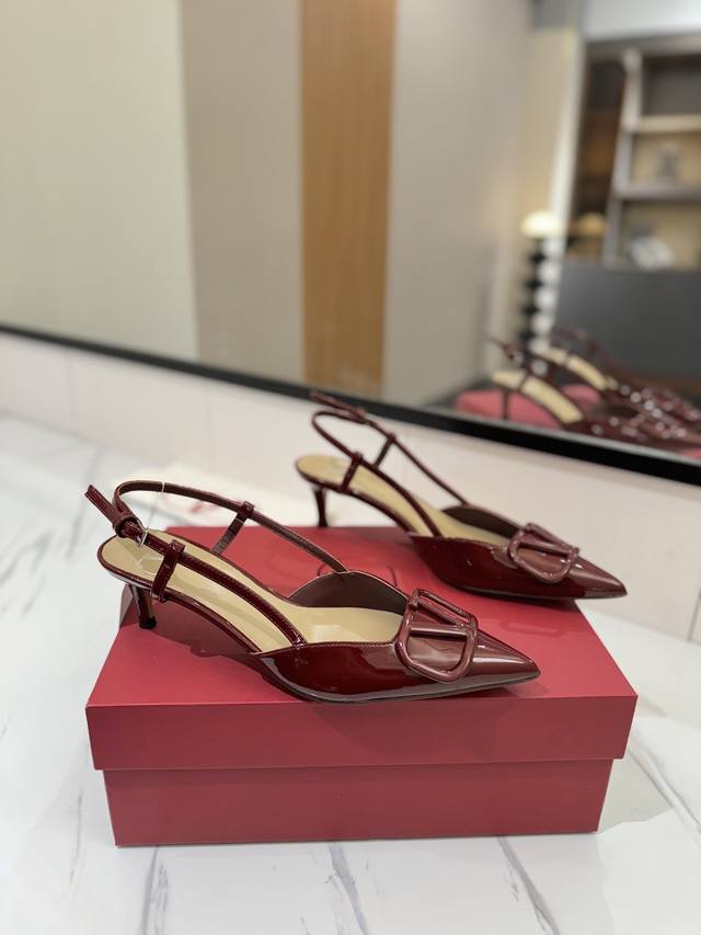 Factory Price Pp: Valentino launches a new series of sandals, sandals with poin