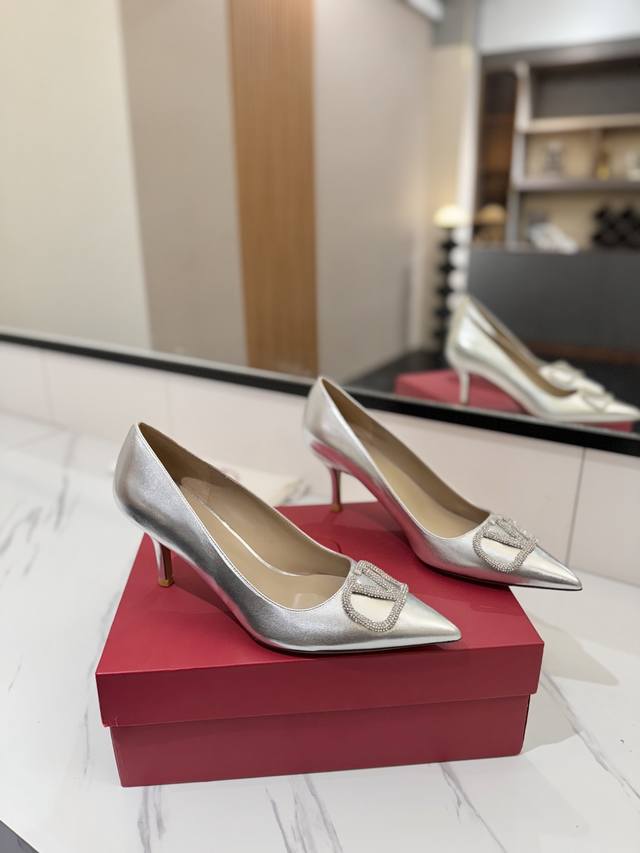Factory Price: Valentino The latest collection from the Valentino store. The ne