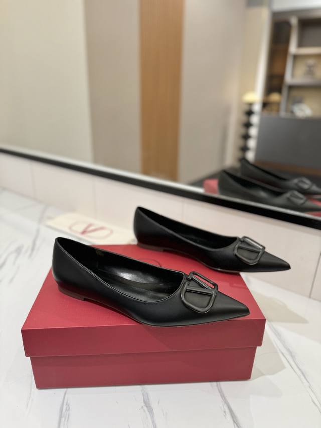 Factory Price Pp: Valentino launches a new single shoe series, single shoe styl