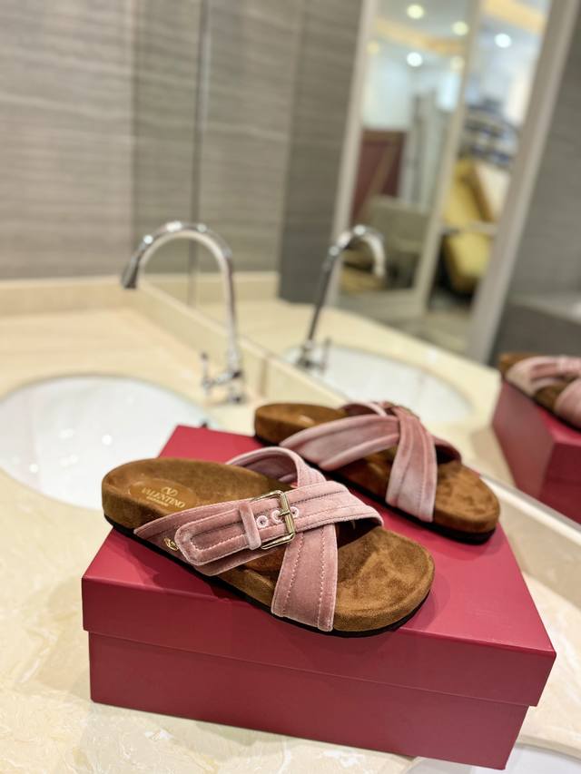 Valentino's latest Valentino Garavaniv logo slippers for couples The highest ver