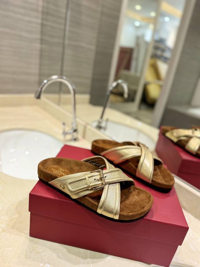 Valentino's latest Valentino Garavaniv logo slippers for couples The highest ver