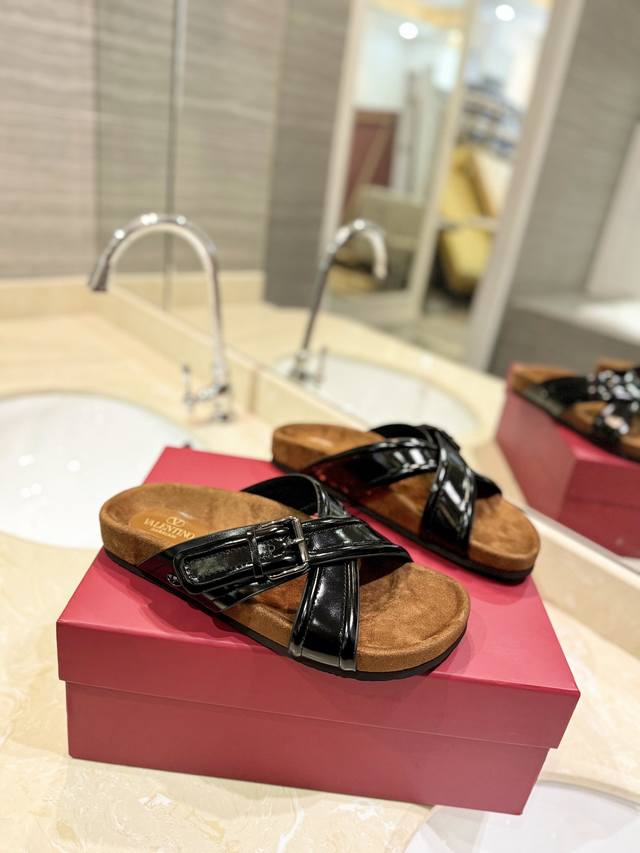 Valentino's latest Valentino Garavaniv logo slippers for couples The highest ver