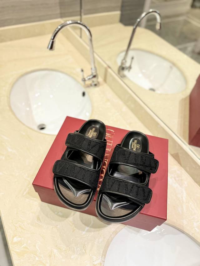 Valentino's latest Valentino Garavaniv logo slippers for couples The highest ver