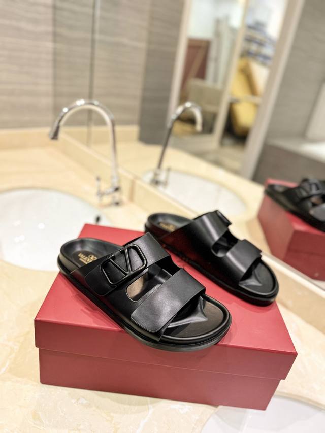 Valentino's latest Valentino Garavaniv logo slippers for couples The highest ver