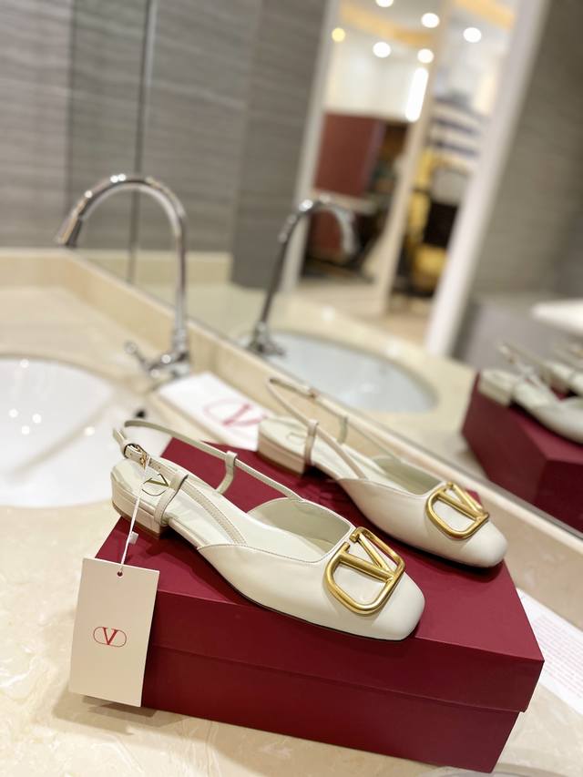 Valentino Garavani Vlogo V buckle series The latest series of the counter, the h