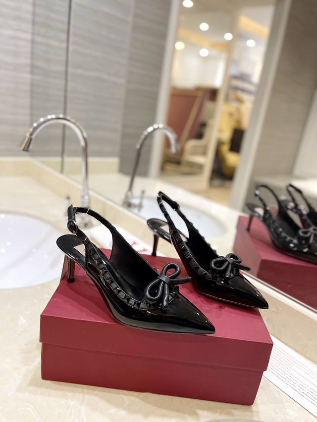 Valentino's new Rockstud rivet bow high-heeled sandals, another perfect design,