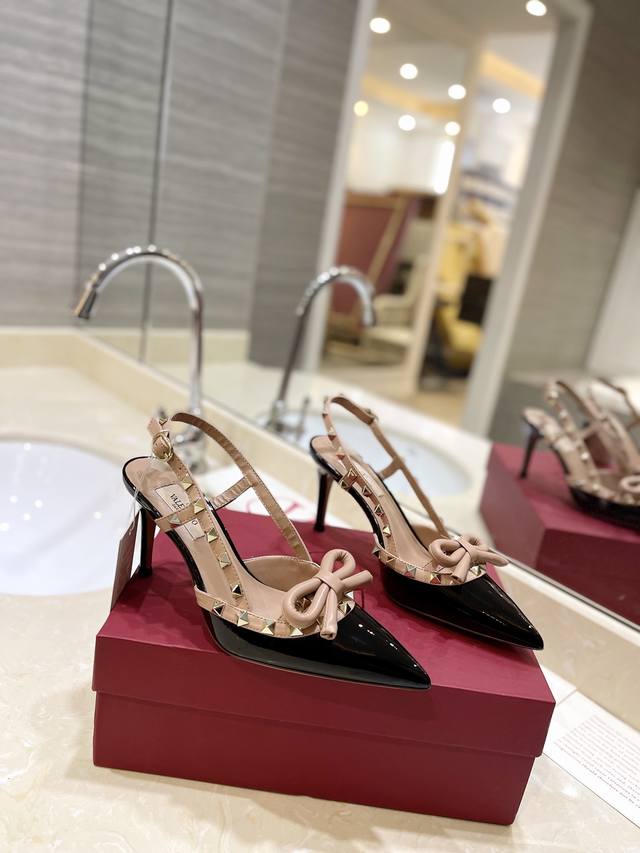 Valentino's new Valentino Rockstud rivet bow high-heeled sandals, another perfec