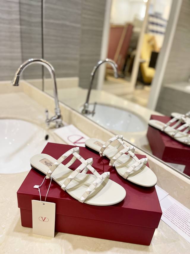 Valentino 2O2 purchasing agent-level same color Classic flip-flops are so beauti