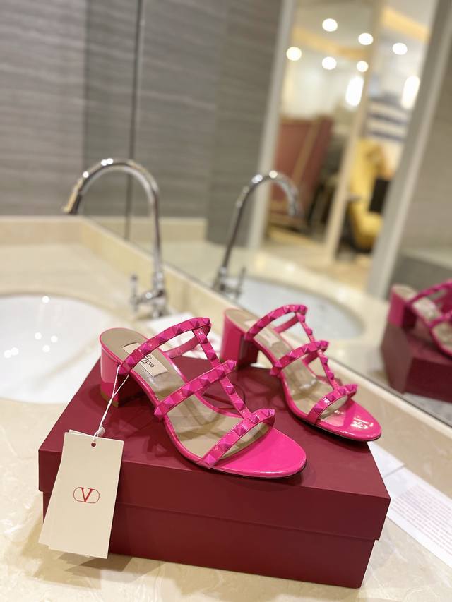 Valentino 2O2 purchasing agent level same color Classic flip-flops are so beauti