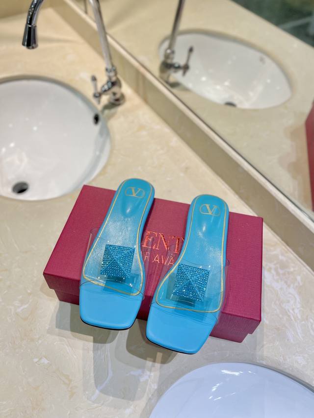 Valentino 2O2 purchasing agent level The new flat-soled Valentino slippers are s