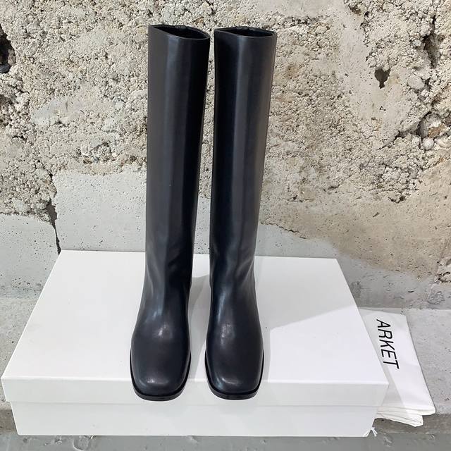 Arket's most beautiful knight boots of the year. These knight boots are so beaut