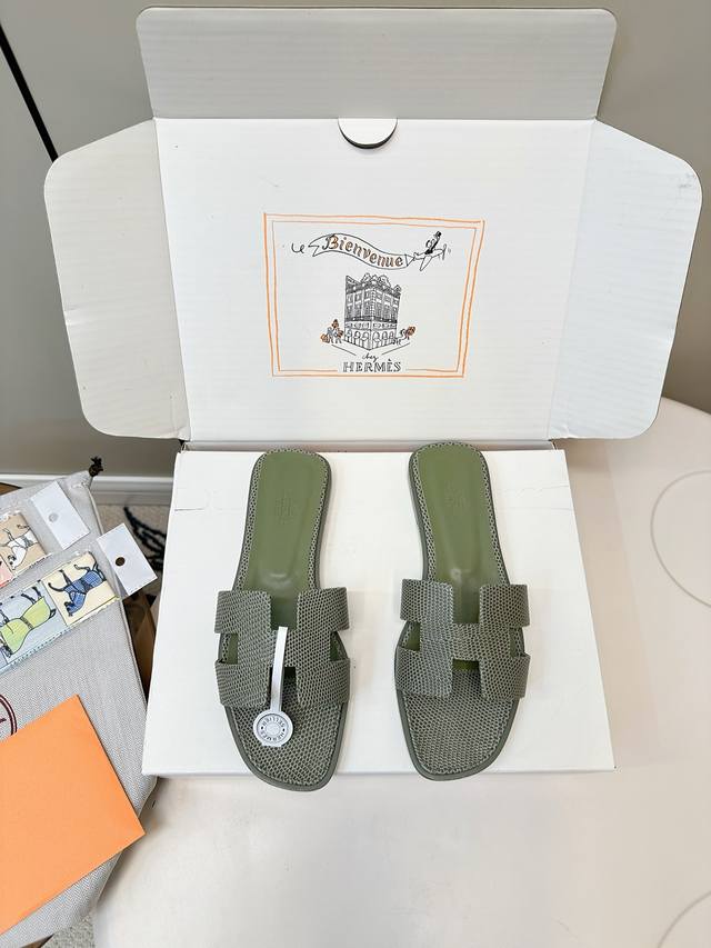 Top version comes with a flight case Hermes fashionable H-shaped crocodile-patte