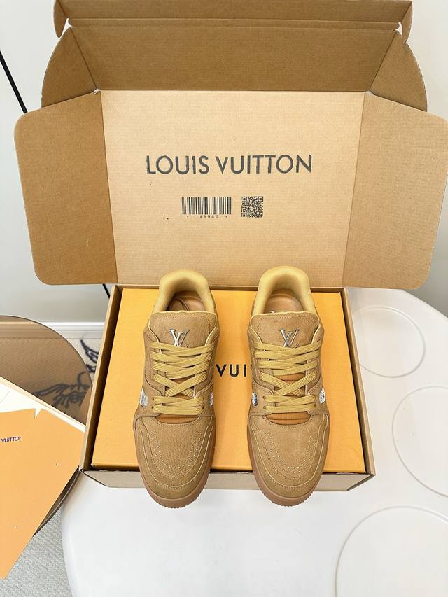 Top quality, comes with a flight case. Louis Vuitton's new Lv Trainer series sne