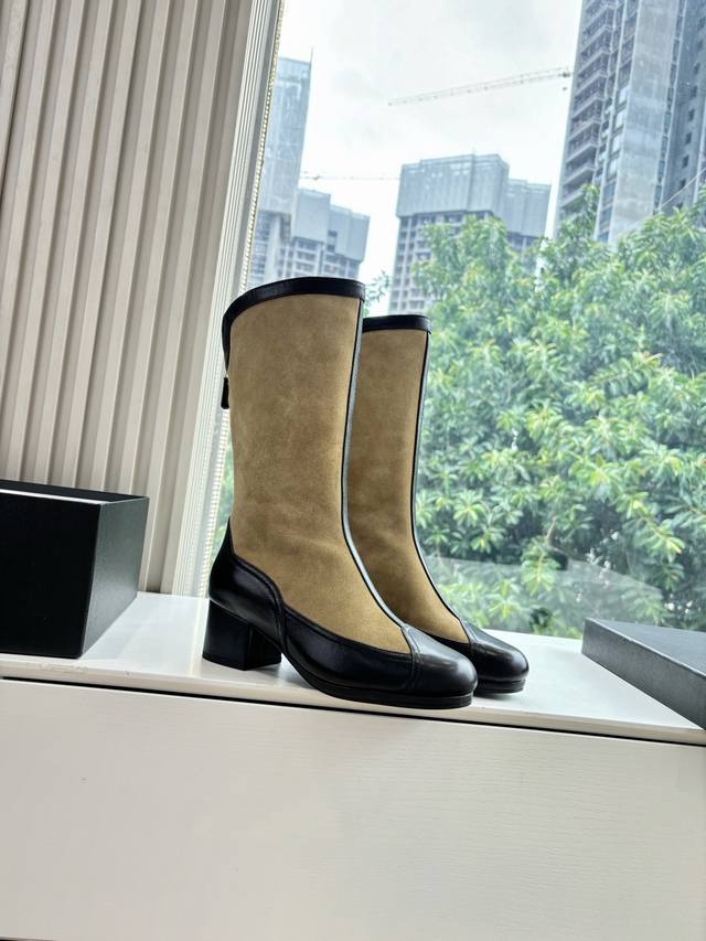 G126 Chanel* Chanel's new autumn and winter lettered knight boots. These knight