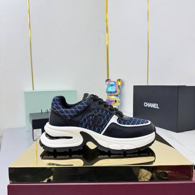High quality!!! Chanel 25A's latest thick-soled casual sneakers, available in st