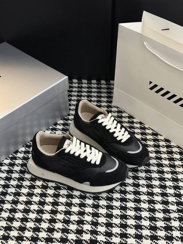 Italian niche brand, casual jogging series, niche treasure shoes, retro style, a