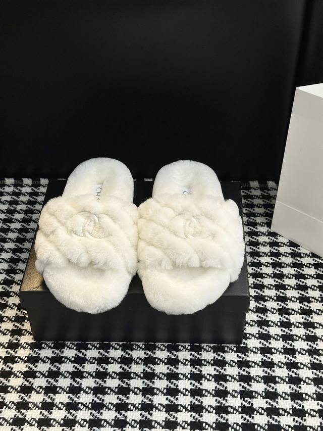 Furry slippers Super comfortable fur slippers are simple, casual and fashionable
