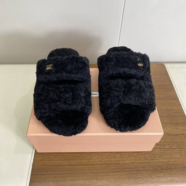 Miumiu's new 2025 Vs slipper series features an original, non-slip rubber outsol