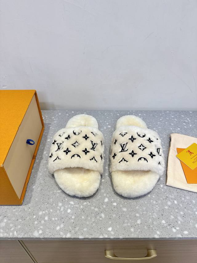 Louis Vuitton 25Ss new furry slippers for autumn and winter These furry slippers