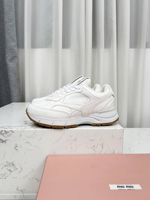 25Miumiu's new retro sneakers! The new Miu Sneaker is a real height-enhancing ef