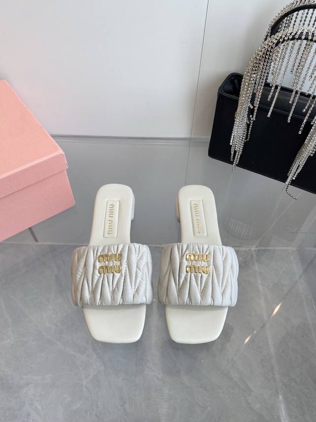 Miumi*Ss's new spring/summer flat lambskin sandals and slippers. Top-tier versio