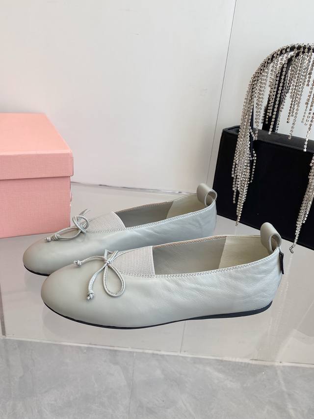 2025Miumiu's new small round-toe shoes! The ballet series has always been extrem