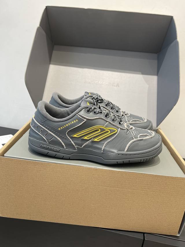 Balenciaga's latest autumn/winter Hamp Tons sneakers, a couple's pair, are highl