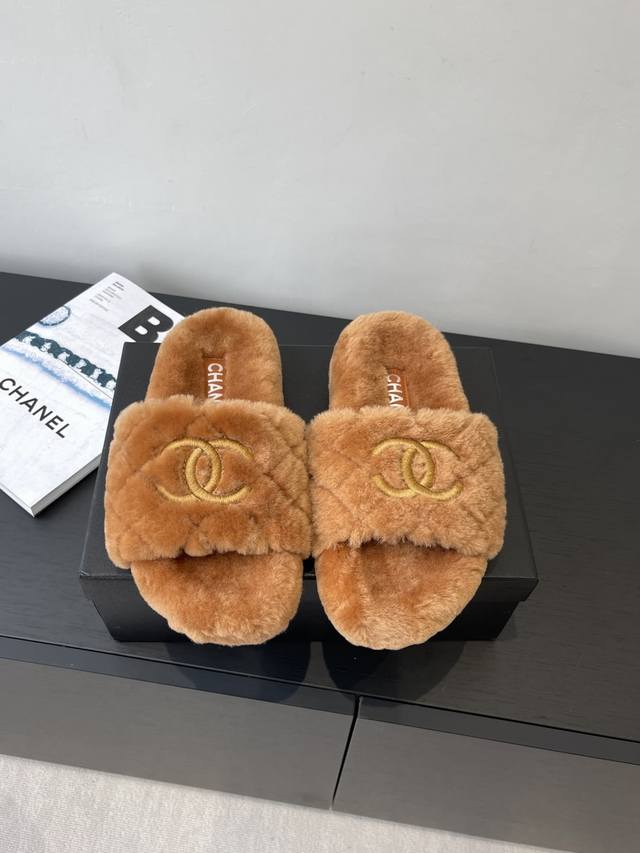 Chanel's classic double C wool slippers for fall and winter are so adorable! The
