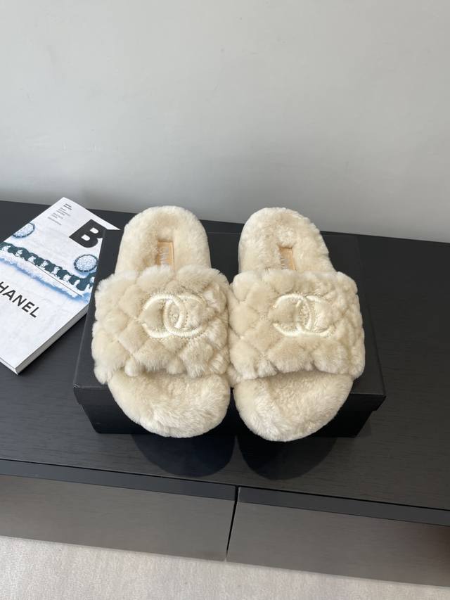 Chanel's classic double C wool slippers for fall and winter are so adorable! The