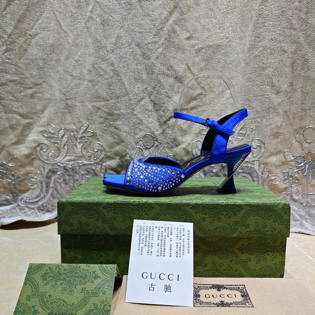 Gucci's new spring/summer hit rhinestone sandals DDD. The innovative heart-shape
