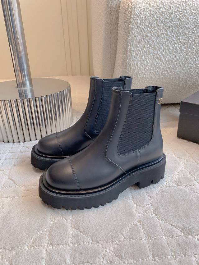 Top-of-the-line Chane* new thick-soled Chelsea ankle boots, a classic and versat