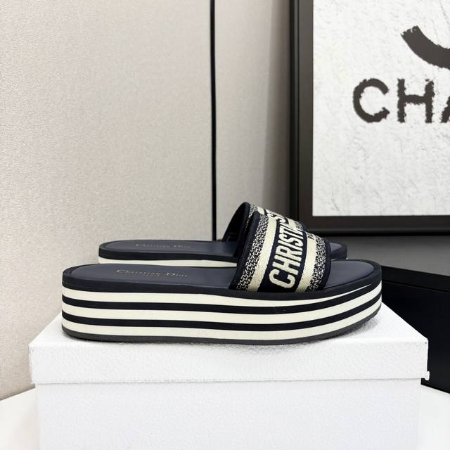 Miss Dior's classic Paris runway style, the new Miss Dior flip-flop series, is a