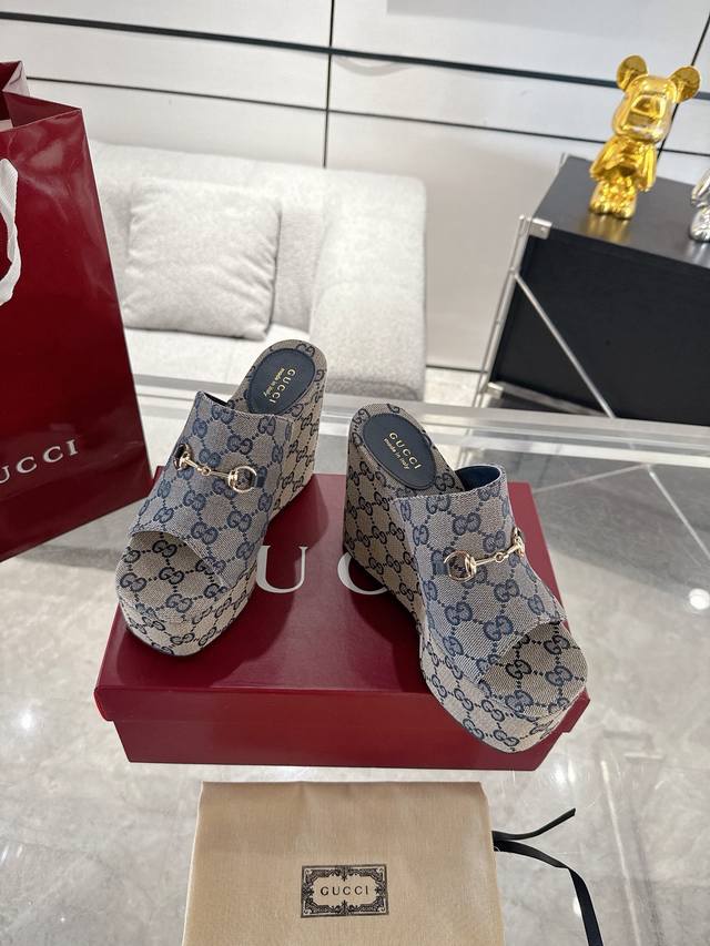 Gucci's classic thick-soled GG canvas slippers are a true leg lift and height en