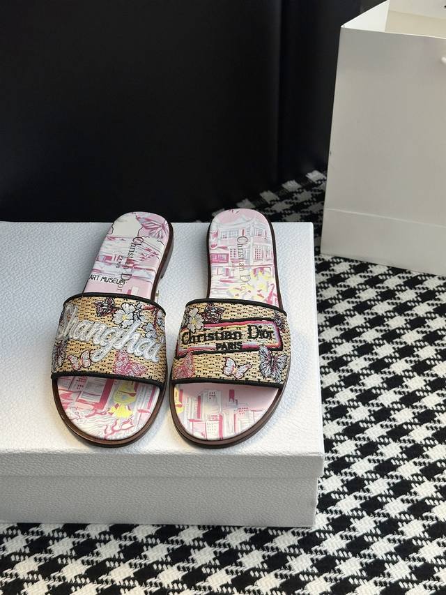 Everyday relaxed mules feature signature webbing running through the upper, show