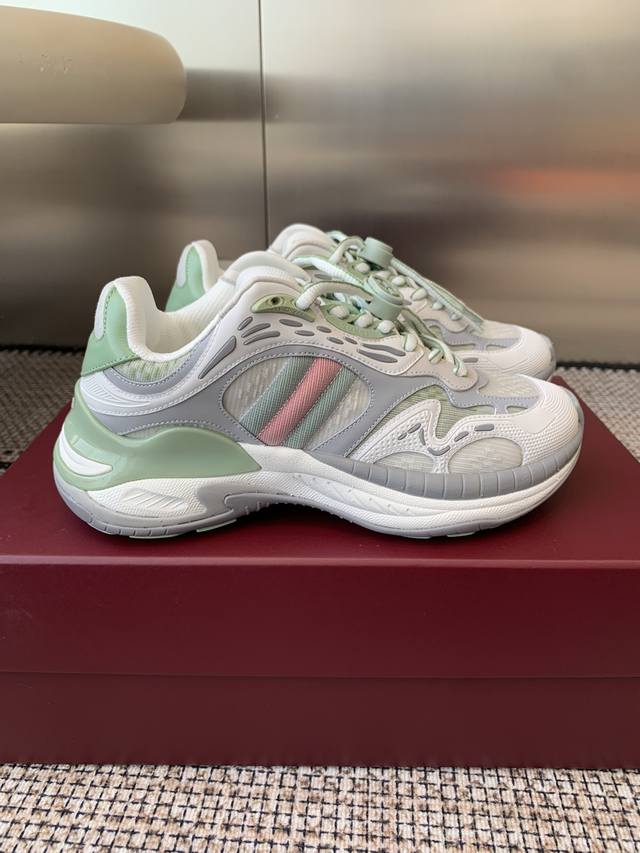 Top-of-the-line women's and men's Gucci 2.0, the latest couple's style dad sneak