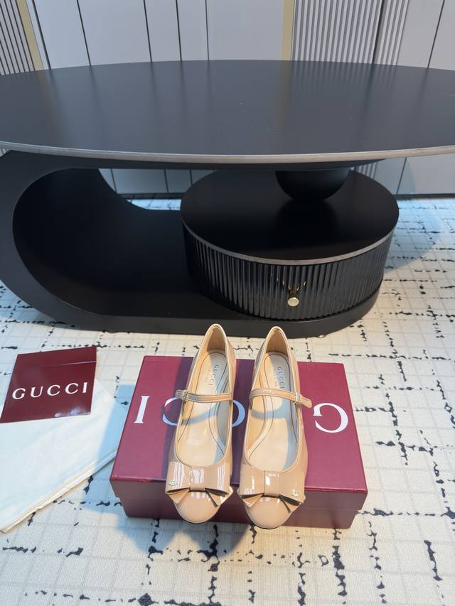 Gucci 25Wf New Bow Mary Jane Shoes. These Mary Janes are a perfect blend of mode