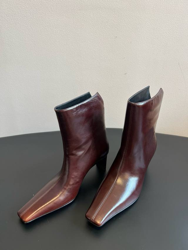 Slimming-in-the-moment Khaite boots (zippered version) are the best pair of Khai