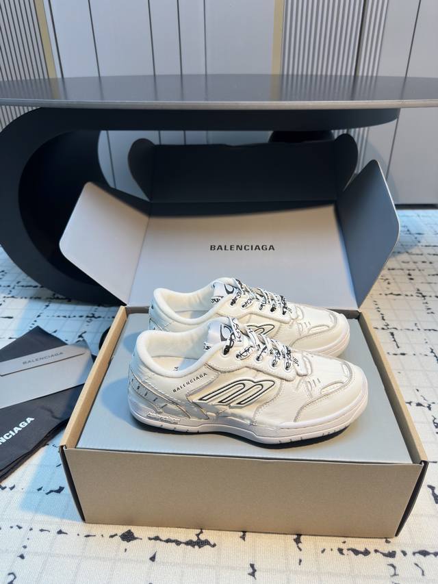 Balenciag* Balencia's latest couple's casual sneakers, DDD. Originally sourced,
