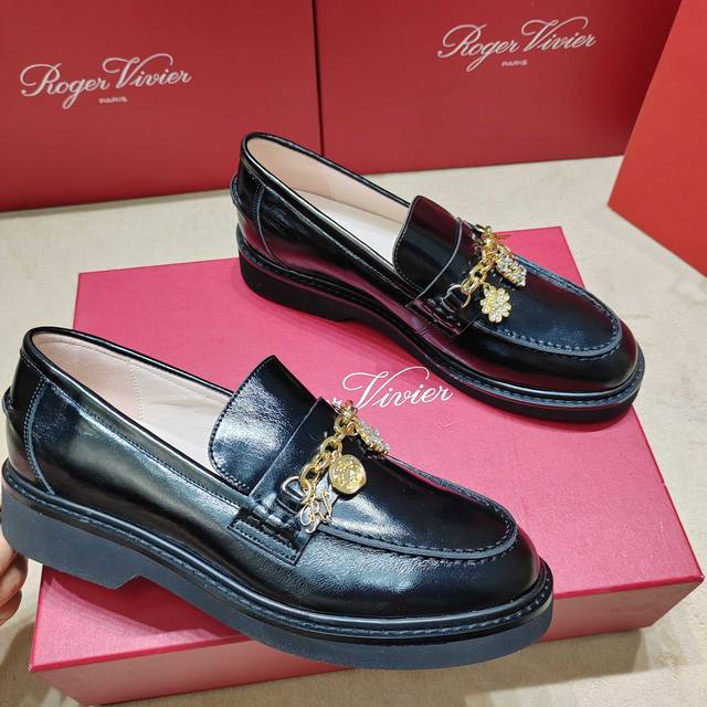 Roger Vivier 225 Roger Vivier's new spring and summer flower diamond buckle loaf