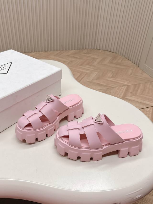 Prada 2025 Spring/Summer Pig Cage Shoes. These zigzag Roman woven thick-soled ru