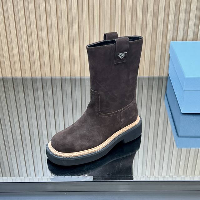 High-end 25Ss new Prada triangle logo lace-up boots. These leather lace-up boot