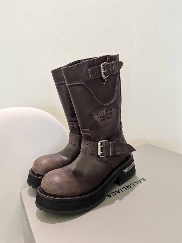 Women and men The top-of-the-line new models are now available at Balenciaga Fw