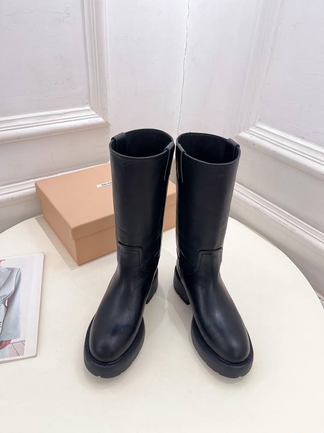Miu Miu 25 2025 Fall/Winter New Arrivals: The latest runway-style slip-on mid-ca