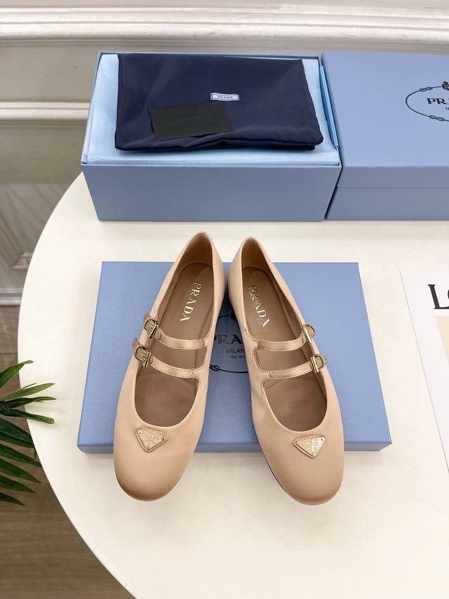 Prada 25 counter catwalk model early spring new triangle logo Mary Jane ballet f