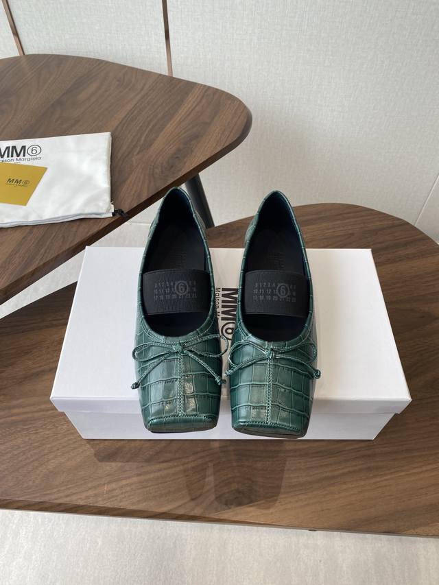 New Fall/Winter 25Ssmm6 Margiela's latest superb ballet flats. Needless to say,