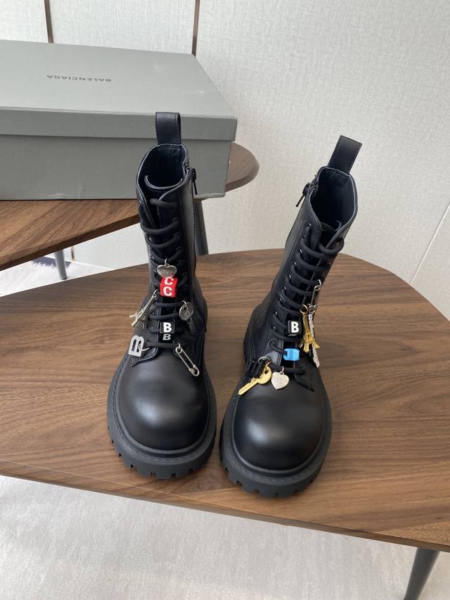 Balenciaga Hummer Lace-Up Bootie The 2025 Fall/Winter lace-up Martin boots stand