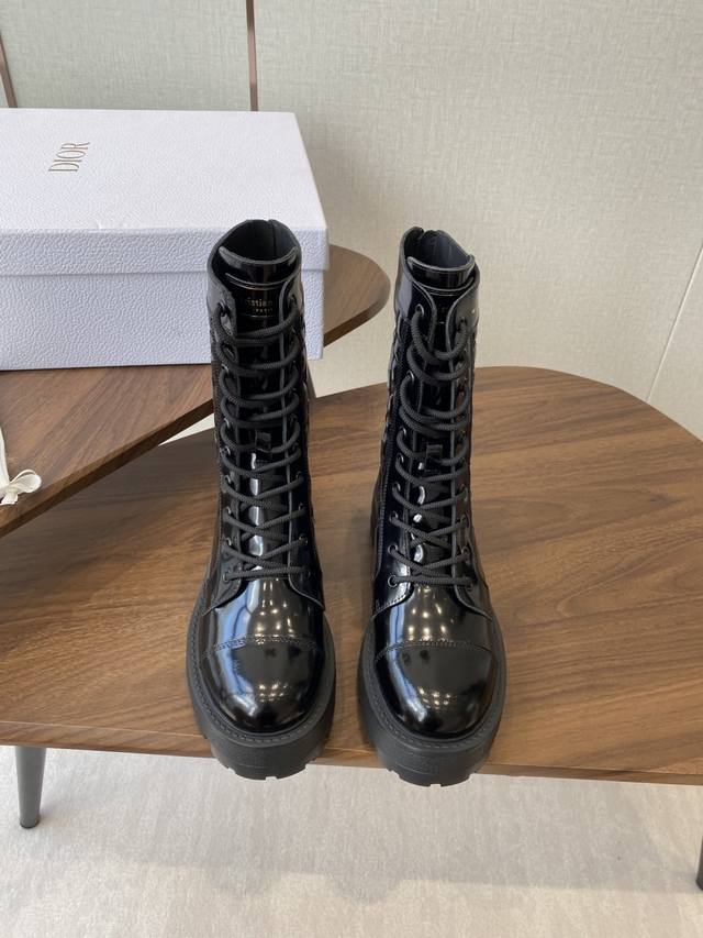Di0R Dior's new Fall/Winter 2025 boots feature a high-top version of the Dior lo
